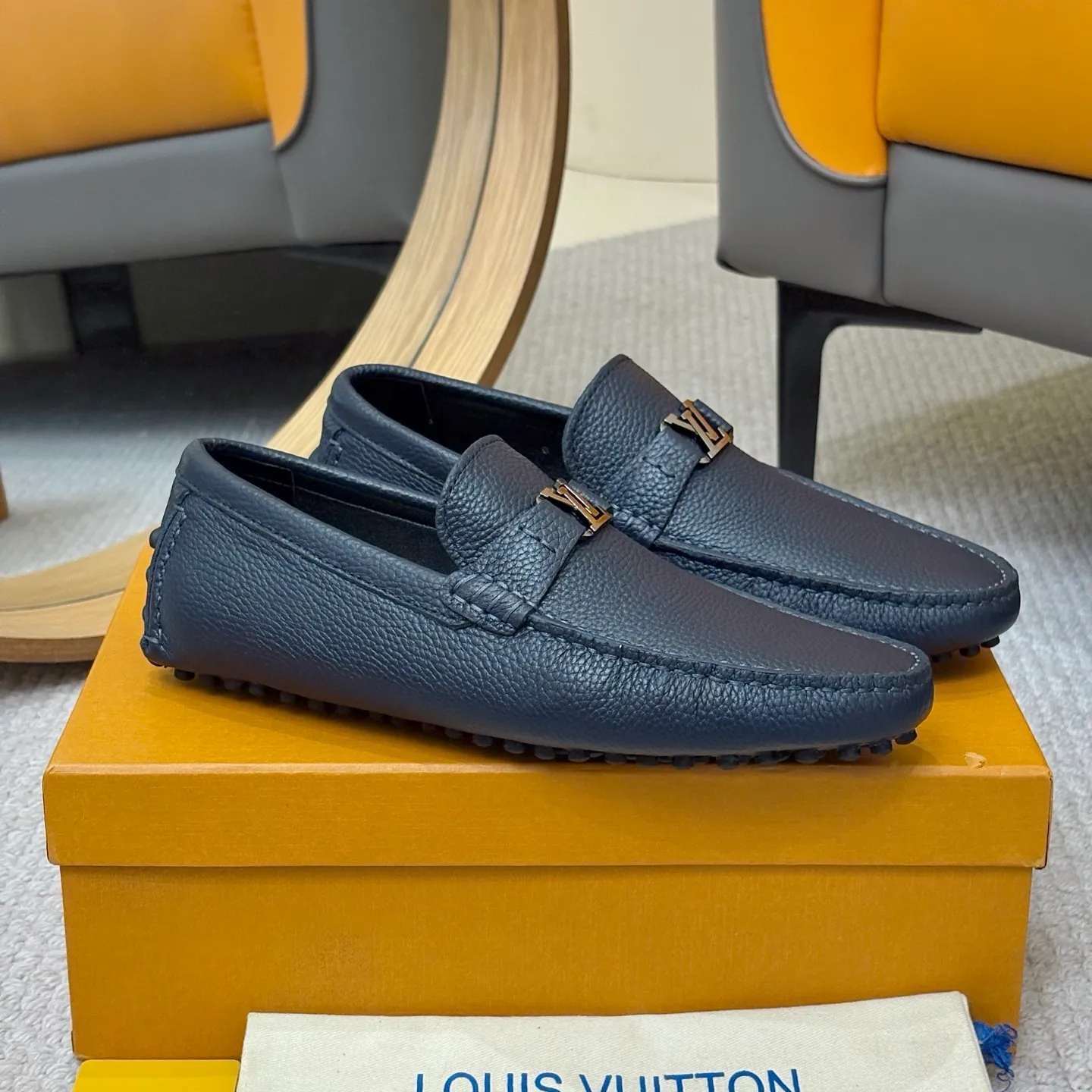 Men's men's shoes 💰420 (Yangli) LV 2⃣️0⃣️2⃣️5️⃣Spring and summer counter GLORIA series models ✈️Original factory special leather production, original last type. A classic driving slip-on casual shoe that shows an elegant style with exquisite craftsmanship details such as Monogram embossing all over the upper🌀Italian imported calfskin fabric Sheepskin foot pads➕Inside～Private mold replica sole Unique style Comfortable driving slip-on Size: 4-12 (38-46) Comes with [Counter packaging: original box, wrapping paper, card, instruction manual, shoehorn, cloth bag] No pressure to enter and leave the counter!